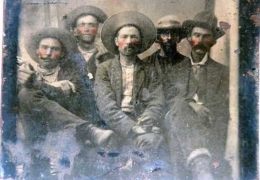 Photo shows Billy the Kid (kedua dari kiri) dan Pat Garrett (kanan belakang). Photo Frank Abrams) 