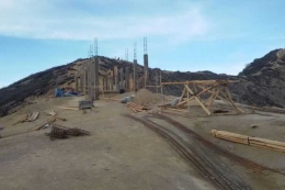 Sekarang ini di puncak Gunung Ijen sedang dibangun parasarana dari beton dan tembok (dok detik.com)