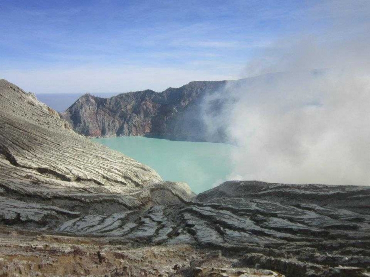 Kawah Gunung Ijen yang berwarna hijau tosca (dok pribadi)
