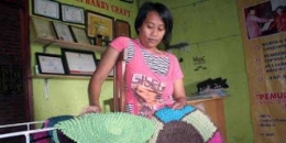 Bermodalkan Rp 50ribu dari Dinas Sosial, Ibu Irma Suryati mendirikan UKM Mutiara Handycraft yang memproduksi kain keset dari limbah pabrik garmen. (foto: blogspot Ibu Irma Suryati)