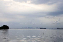 Bisa melihat gedung-gedung Singapura dan kapal yang berlalu lalang. | Dokumentasi enjoybatam.com
