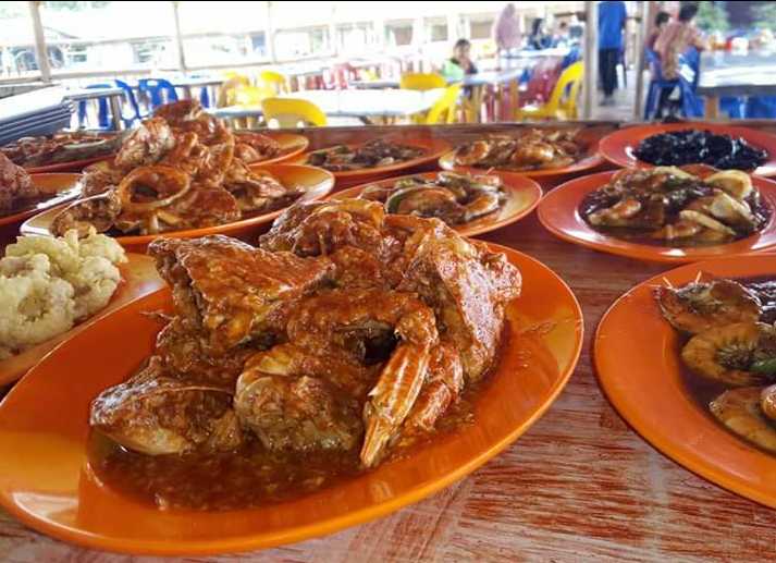 Masakan seafood lengkap. | Dokumentasi Kelong Arjam.