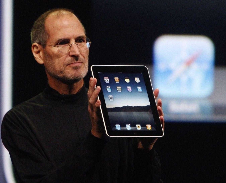Steve Jobs dan iPad pertama. Foto: Todays iPhone