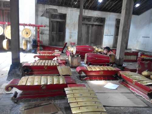 Latihan gamelan dan pertunjukan wayang diadakan gratis setiap Sabtu malam (dokpri)