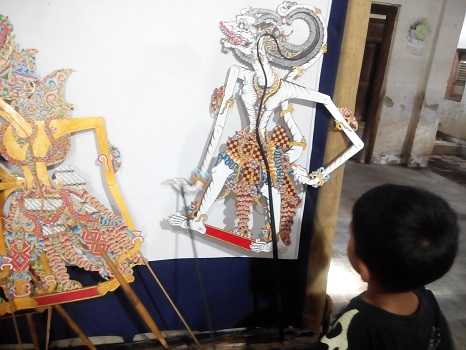 Anak-anak juga suka berlatih wayang (dokpri)