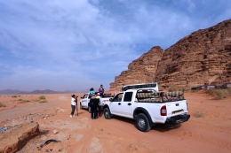 Kendaraan yang digunakan berkeliling Wadi Rum