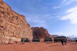 Tenda yang biasa digunakan untuk bermalam di Wadi Rum