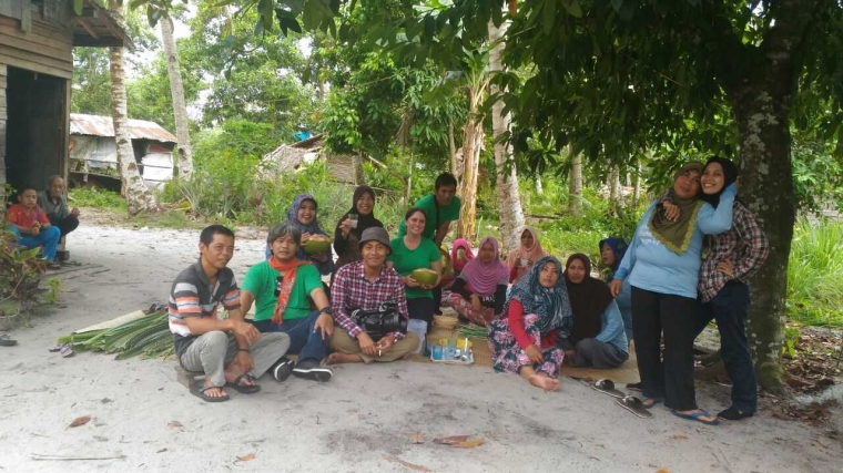 Foto bersama, terlihat keceriaan dan kebersamaan para perajin. Foto dok. Yayasan Palung