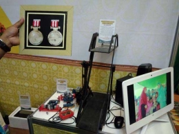 Prototipe dan medali siswa Al Irsyad Purwokerto