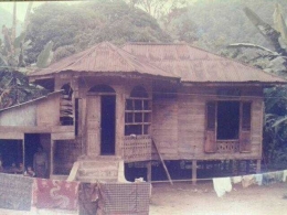 Di rumah inilah penulis pernah tinggal bersama keluarga di Kp. Sunut di tepi Sei Bilah pada tahun 1949. Foto ini di ambil thn 1995 sewaktu penulis Napak Tilas (dok. pribadi)