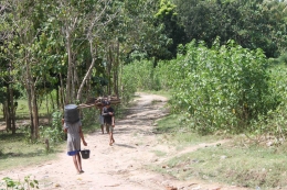 Jalan tanah menuju sekolah tempat Siti Rohimah mengajar. (dokumen pribadi)