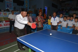 Asisten Administrasi Umum Sekda Bangka Akhmad Mukhsin melakukan pemukulan bola pertama (dok. Humas Bangka)