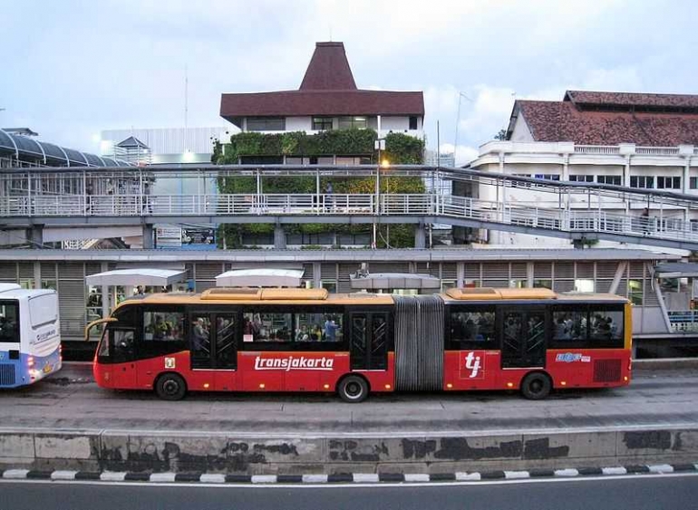 Salah satu halte TransJakarta (sumber: www.wikimedia.org)