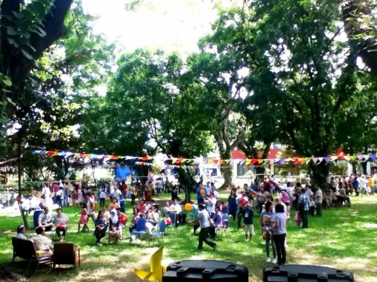 Piknik musik bersama anak jalanan. Ngajarin lagu anak Marinyanyi ke pengamen cilik. Dok pribadi.