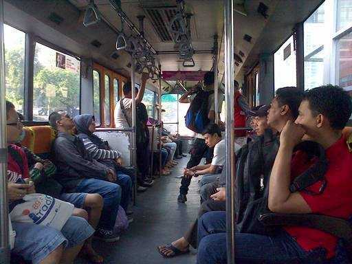 Naik busway (sumber: www.poskotanews.com)