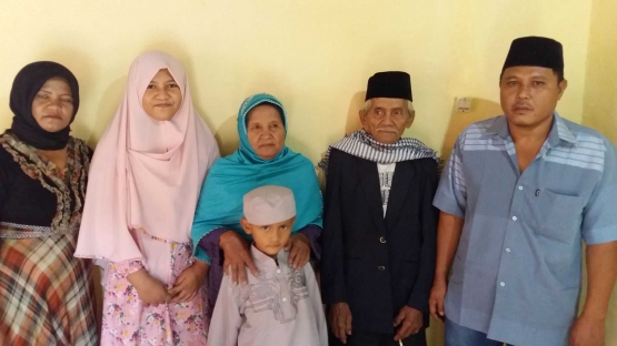 Bapak dan ibuku pada momen lebaran lalu saat foto bersama anaknya yang keenam berserta keluarga. (Dok.pri)