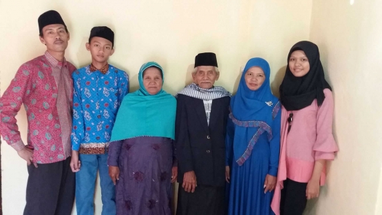 Bapak dan ibu saat berfoto bersama anaknya yang ketiga berserta keluarga pada lebaran lalu. (Dok.pri)