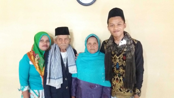 Bapak ibuku saat berfoto bersamaku dan kakakku yang nomor 8. (Dok. Daris)