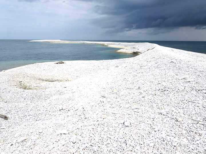Pantai Pasir Putih Bahuluang Selayar (pict : Muchtar Adam)