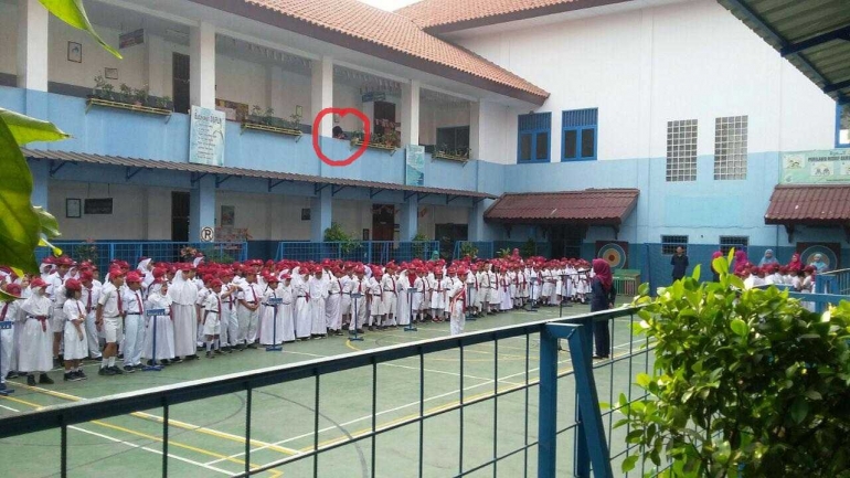 Fotografer sekolah sedang beraksi (Dokumentasi Pribadi)