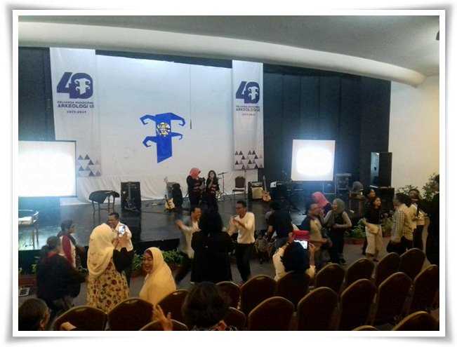 Doktor Arkeologi sedang bergoyang (Dokpri)
