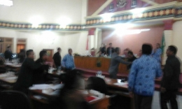 Sejumlah anggota DPRD Manggarai saling serang di ruangan paripurna (Foto : KH)
