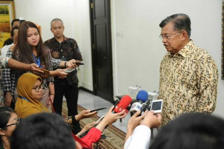 Wakil Presiden Jusuf Kalla ketika memberikan keterangan pers kepada awak media, di kantor Wakil Presiden, Jakarta, Rabu (22/11/2017).
