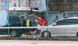 Servis kemenangan Rafi difinal tenis ganda putra Porprov Sumatra Selatan 2017 I Foto OtnasusidE