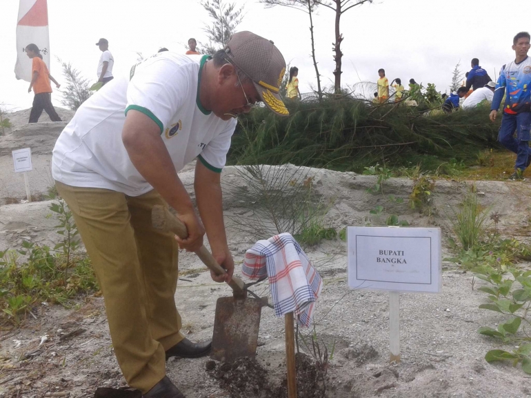 Staff Ahli Bupati Bangka, Dawami, melakukan penanaman pohon. (Dok.Humas Pemda Bangka)