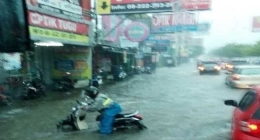 Akibat banjir arus lalin tersendat, Kotagedhe, Jogjakarta.