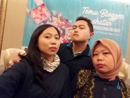Pose sombong saya bersama dua orang sahabat saya sesama Kompasiana Jogja, Mak Vera dan Miss Mini. (Photo selfie by Mak Vera, dengan kamera ponsel saya).