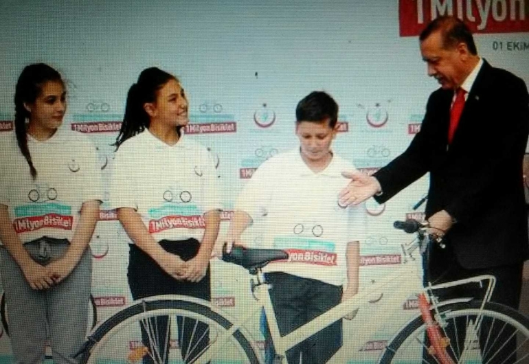 Erdogan berbagi sepeda (Turk Press)