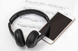 Mendengarkan musik bisa kapan saja dengan layanan streaming (sumber: pixabay.com)