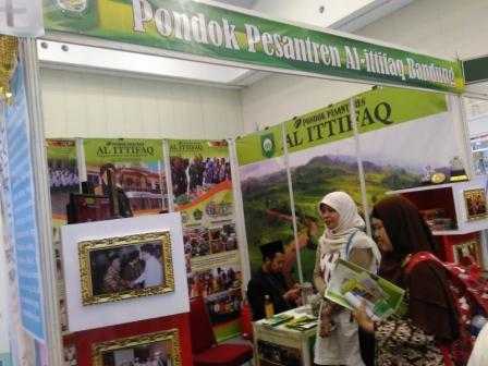 Booth ponpes Al Ittifaq Bandung (dokpri)