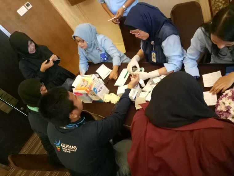 Para blogger Jogja sedang melakukan general check up dengan para petugas kesehatan dari Kemenkes RI. (Photo by: Wardah Fajri)