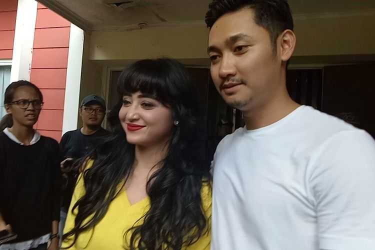 Dewi Perssik dan Angga Wijaya saat ditemui di lokasi shooting sinetron Ada Si Manis di Jembatan, di Studio Persari, Jagakarsa, Jakarta Selatan, Jumat (20/10/2017). | (Kompas.com/Ira Gita)