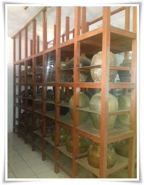 Rak kayu untuk pengamanan koleksi keramik (Dokpri)