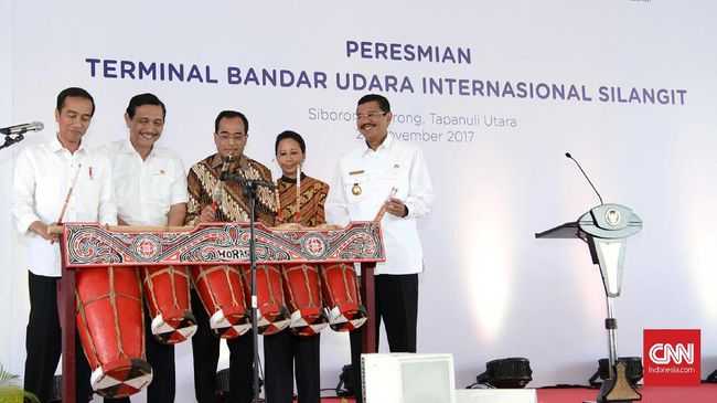 Didampingi Menko Maritim, Menteri Perhubungan dan Menteri BUMN, Presiden Jokowi meresmikan Bandara Internasional Silangit di Siborong-borong (Jumat, 24/11/2017). Sumber: cnnindonesia.com