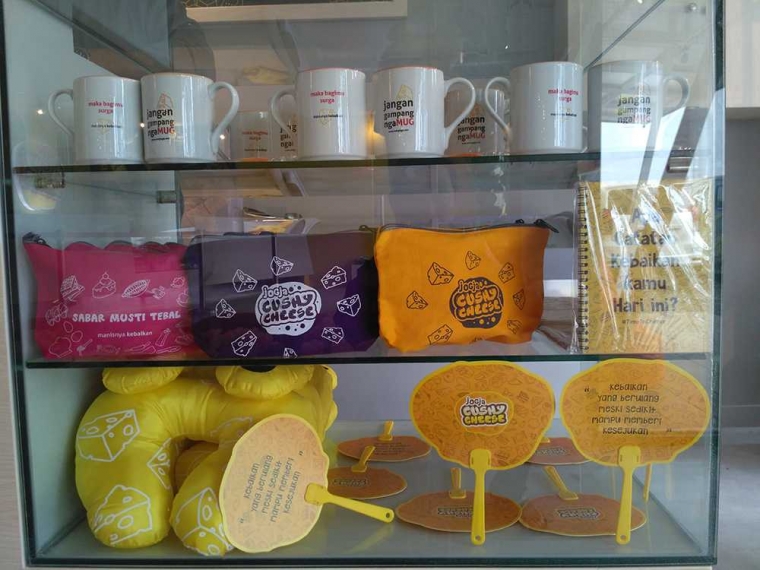 Beragam merchandise untuk mendukung brand utama (Foto: @angtekkhun)