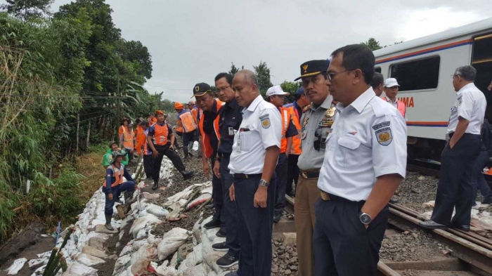 Direktur Utama PT KAI (Persero) Edi Sukmoro vek langsung kondisi sekitar rel yang berpotensi longsor