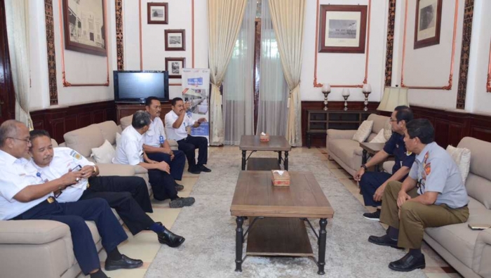 Direktur Utama PT KAI beridalog dengan jajaran pejabat Daop 6 di ruang Joglo Stasiun Tugu Yogyakarta