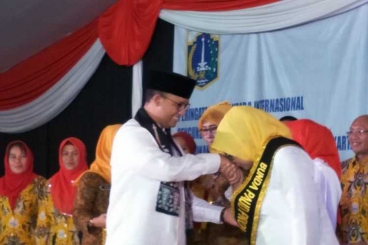 Gubernur DKI Jakarta Anies Baswedan mengukuhkan, istrinya, Fery Farhati Ganis sebagai Bunda PAUD. Sumber: kompas.com