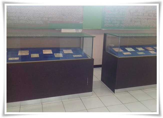 Beberapa koleksi numismatik di Museum Negeri Bengkulu (Dokpri)