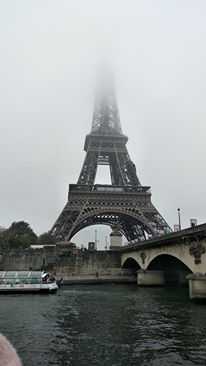 Foto Menara Eiffel yang diambil dari kapal (dokumentasi pribadi) 