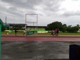 Para pelari muda tengah berlatih di Stadion Kridanggo (foto: dok pri)