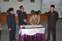 Penandatanganan pengesahan Raperda Kabupaten Bangka (dpk. Humas Bangka)