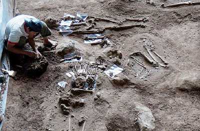 Seorang Arkeolog sedang Melakukan ekskavasi (Kompas)