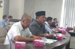 Salah satu peserta diskusi yang juga merupakan mantan Ketua DPRD Kota Prabumulih berbagi pengalaman dan bertanya kepada para panelis. Dokumentasi Pribadi