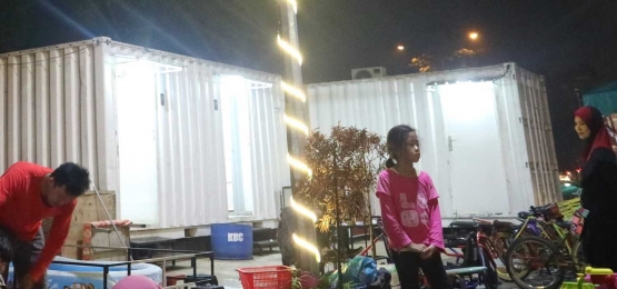 Ada toilet gratis yang bersih untuk digunakan pengunjung. Itu lho yang warna putih. | Dokumentasi Pribadi