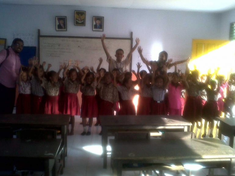 bersama anak-anak di salah satu sekolah di Tual Maluku Tenggara